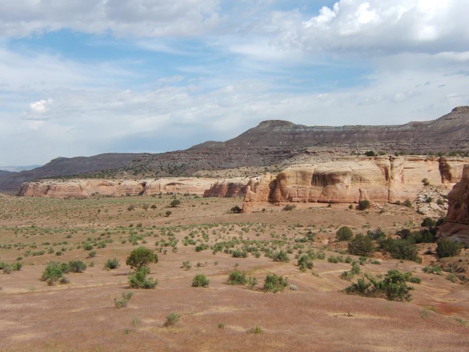 les falaises le long de horsethief bench.JPG