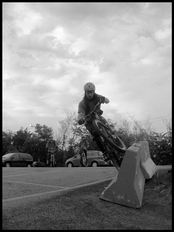 deyv_wallride_bw.jpg